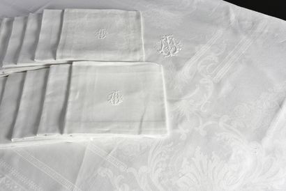 null Beautiful damask table service, large tablecloth and twelve napkins, early twentieth...