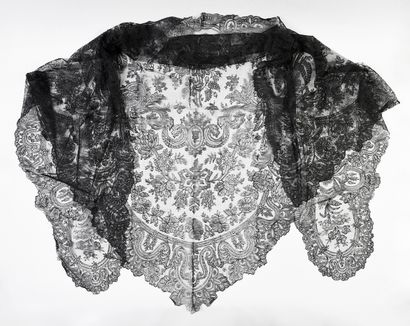 null Shawl with a point, Chantilly with spindles, 2nd half of the XIXth century.
Decorated...