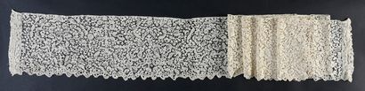 null Flanders lace border, spindles, end of the 17th century.
Large border with bushy...