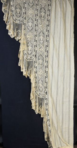 null Two pairs of large lace curtains, 2nd half of the nineteenth century.
Two pairs...