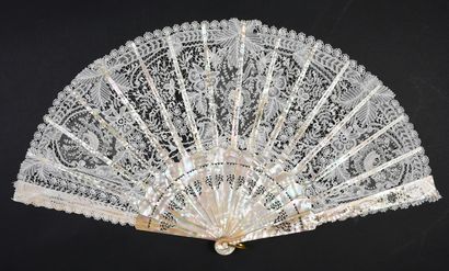null Folded fan, Duchesse de Bruxelles, spindles, end of the XIXth century.
Leaf...