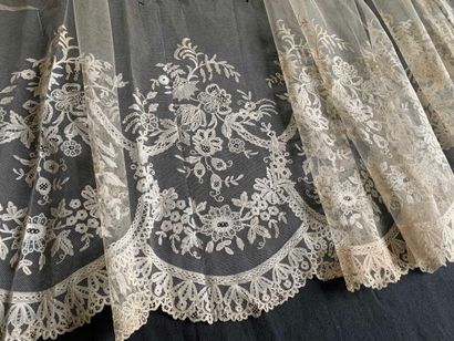 null Large applique ruffle from England, 2nd half of the 19th century.
Elegant decoration...