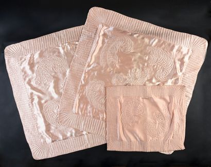 null Parure de lit, paire de taies et pochette à lingerie, vers 1920-30.
Deux grandes...