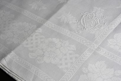 null Quatre nappes damassées à motif floral, vers 1900-1930.
Une nappe à couronnes...