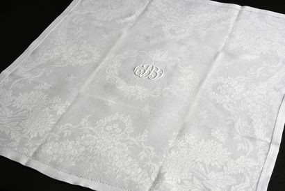 null Damask table service, tablecloth and twelve napkins, beginning of the XXth century.
In...
