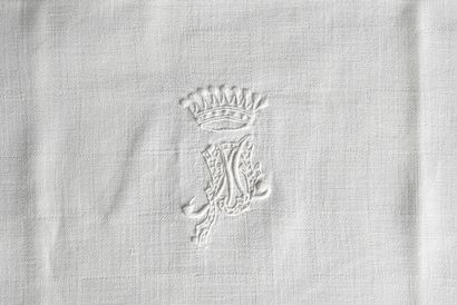 null Suite of fourteen damask napkins, county crown, early 20th century.
Damask linen...