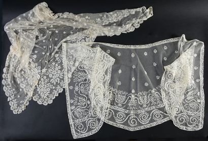 null Large fichus in lace, bobbins and application, early nineteenth century.
A fichu...
