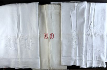  Quatre draps de dessus brodés, début du XXe siècle. Trois draps en lin et métis,...