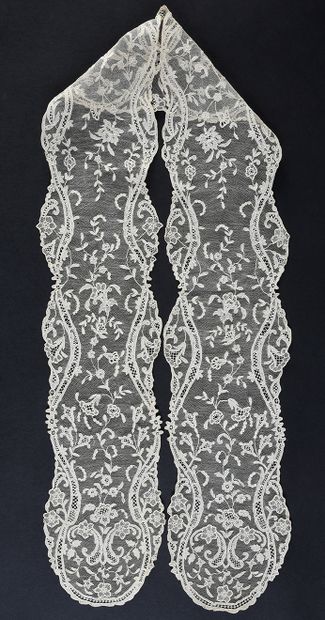null Tie in lace of Alençon, needle, 2nd half of the XIXth century.
With undulating...