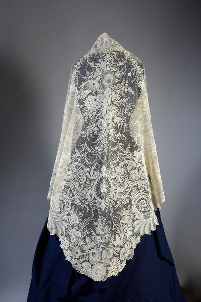 null Sumptuous shawl in application of Brussels, 2nd half of the 19th century.
Triangular...
