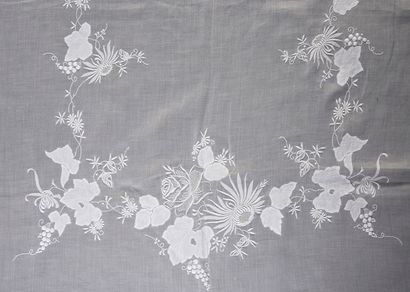 Organdy tablecloth embroidered with roses...