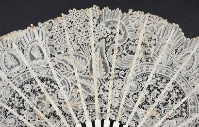 null Large folded fan, Duchess of Brussels, late 19th century.
Large leaf decorated...