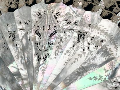 null 
Sumptuous large folded fan, bobbin lace, late 19th century.



Leaf in bobbin...