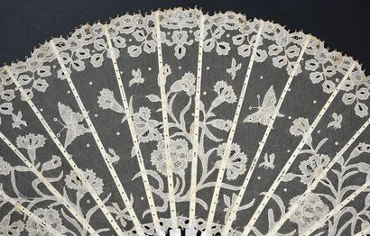 null Large folded fan, Carrickmacross, late 19th century.
Leaf with charming decoration...