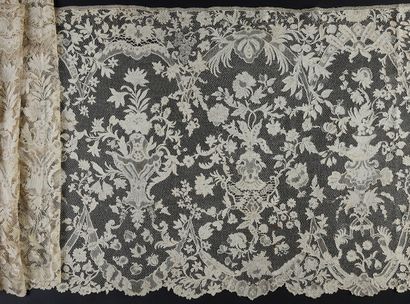 null Rare large bottom of dawn in lace of Argentan, needle, about 1740-50. 
 Sumptuous...