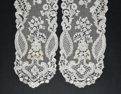 null Beards of bonnet, Brussels, spindles, about 1760-70.
With decoration of bouquets...