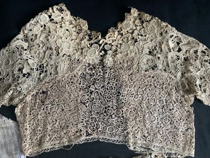 null Important meeting of women's costume in lace, 19th and early 20th century. 
...