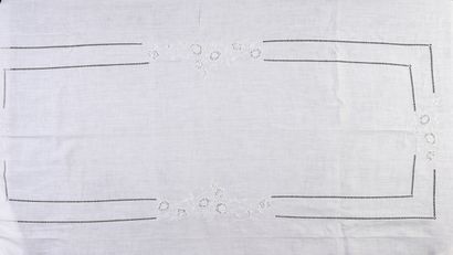  Service de table, nappe et douze serviettes, 1ère moitié du XXe siècle. Grande nappe...