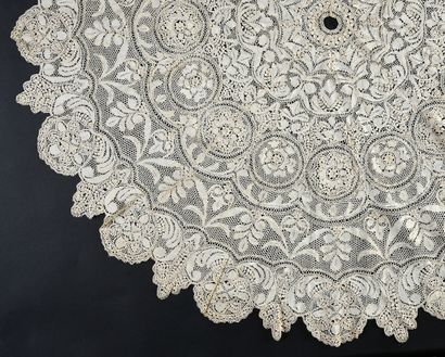 null Umbrella pavilion in Maltese lace, spindles, late 19th century.
For large umbrella,...