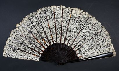 null Large folded fan, Duchesse de Bruxelles, spindles, end of the 19th century.
Leaf...