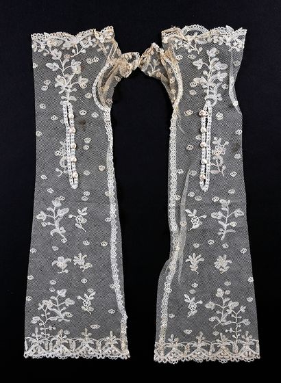 null Women's costume accessories, late 19th and early 20th century. 
 Seven pieces...