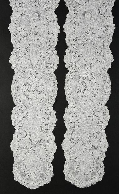 null Pair of bonnet beards, Brussels, spindles, circa 1715-25.
In Brussels lace "Point...