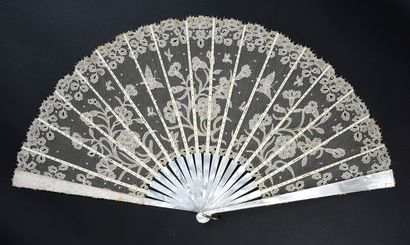 null Large folded fan, Carrickmacross, late 19th century.
Leaf with charming decoration...