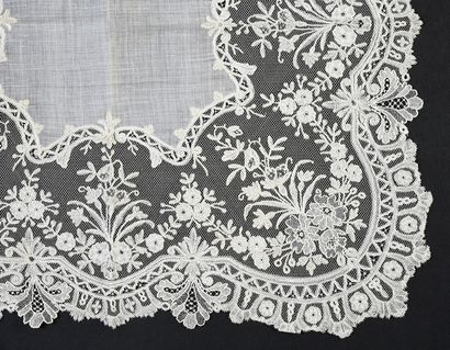 null Handkerchief application of Brussels, 2nd half of the nineteenth century.
A...