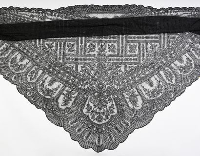 null Triangular mechanical Chantilly lace shawl, 2nd half of the 19th century.
With...
