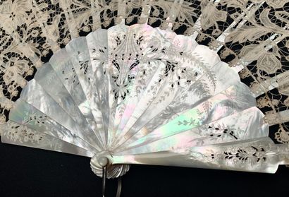 null 
Sumptuous large folded fan, bobbin lace, late 19th century.



Leaf in bobbin...