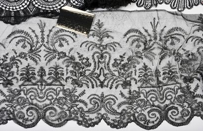 null Large black lace ruffles, spindles, end of the XIXth century.
A yardage in Chantilly...
