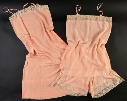 null Lingerie en soie et dentelle, vers 1930-40.
Cinq pièces de lingerie en soie...