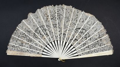 null Large folded fan, Duchess of Brussels, late 19th century.
Large leaf decorated...