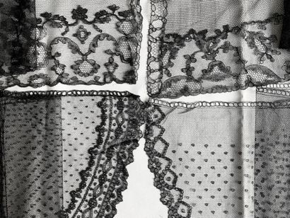 null Accessoires du costume féminin, Chantilly, fuseaux, 3ème quart du XIXe siècle.
Quatre...