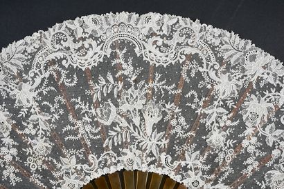 null Large folded fan, Gauze stitch, needlepoint, late 19th century.
Large and beautiful...