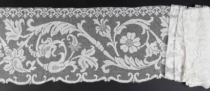 null Large border in embroidered net, end of the XIXth century.
In cream colored...