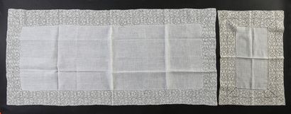 null Table runner and doily, Binche, spindles, beginning of the XXth century.
Of...