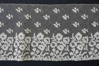 null Three borders in lace of Malines, spindles, 2nd half of the XIXth century.
With...