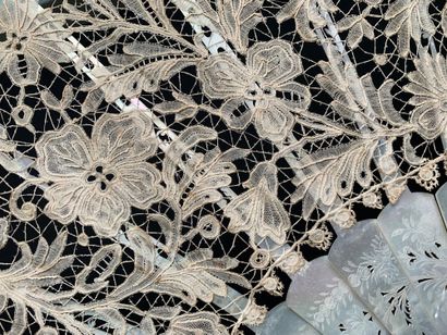 null 
Sumptuous large folded fan, bobbin lace, late 19th century.



Leaf in bobbin...