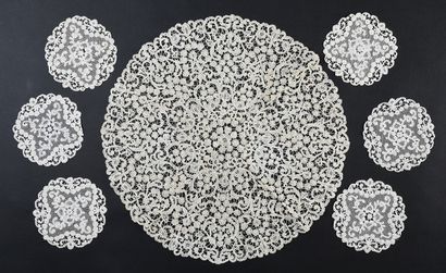null Centerpiece and doilies, bobbin lace, 1st half of the 20th century.
Round shape,...