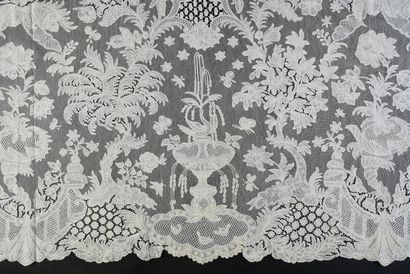 null Rare large ruffle with fountains and animals, spindles, Brussels, circa 1740-50....