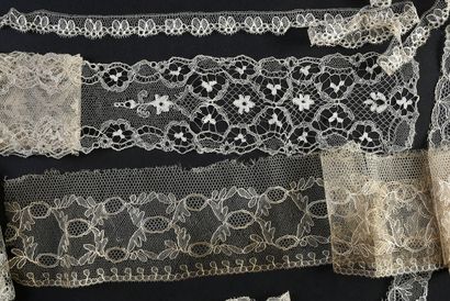 null Rare Chantilly lace borders in light silk, spindles, 19th century.
Four Chantilly...