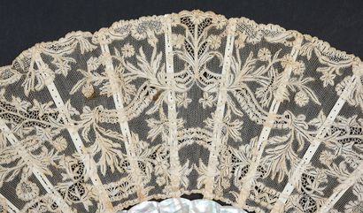 null Folded fan, Burano lace, needle, circa 1900.
Leaf with elegant mirror decoration...