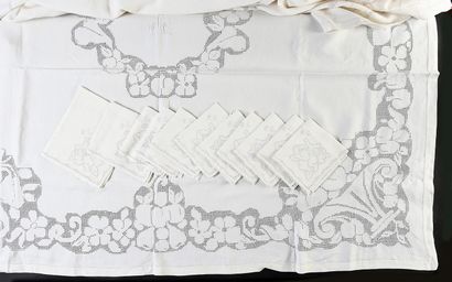 null Embroidered table service, tablecloth and eleven napkins, 1st half of the XXth...