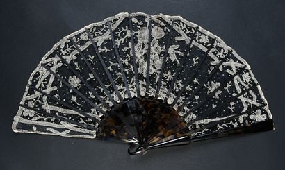 null Folded fan, application of England, late 19th century.
The leaf decorated with...