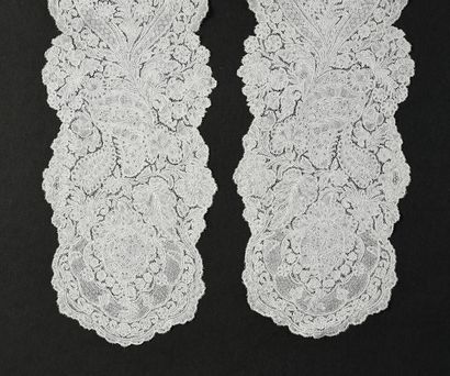 null Pair of bonnet beards, Brussels, spindles, circa 1715-25.
In Brussels lace "Point...