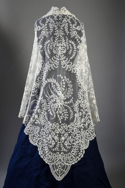 null Bridal shawl, Brussels application, 2nd half of the 19th century.
Triangular...