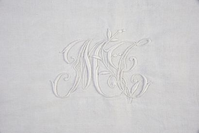 null Table service and suite of napkins, end of the XIXth century.
In beautiful tightly...