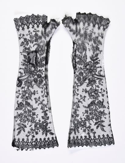 null Rare pair of mittens in Chantilly, spindles, 2nd half of the 19th century.
Decorated...