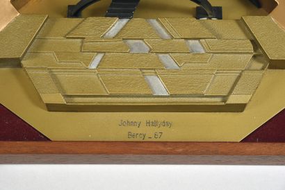  JOHNNY HALLYDAY (1943/2017): 1 maquette en métal et régule du décor de la scène...